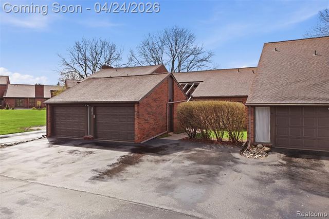 3017 Lindenwood Drive, Dearborn, MI 48120