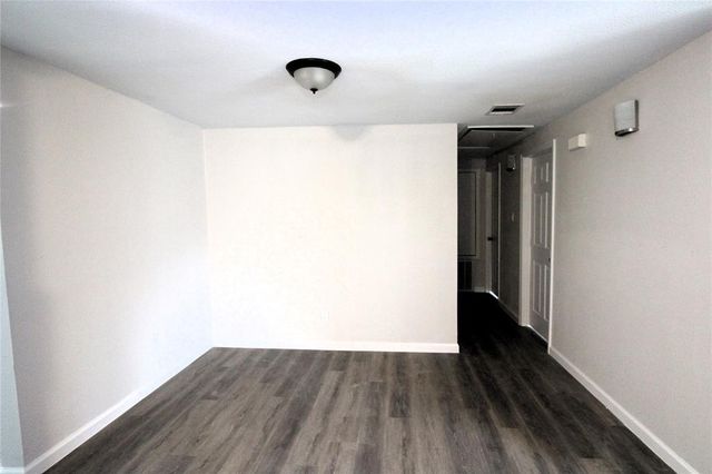 207 E Bernard Street, Clute, TX 77531