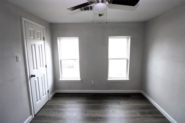 207 E Bernard Street, Clute, TX 77531