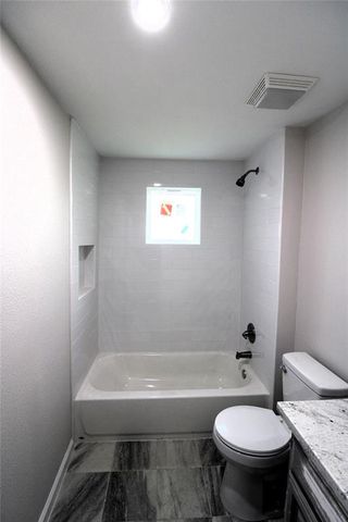 207 E Bernard Street, Clute, TX 77531