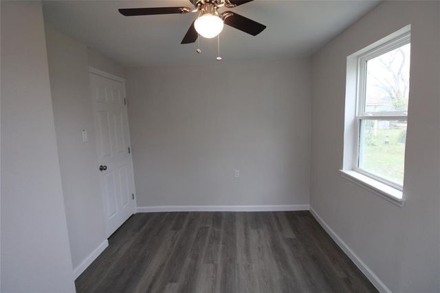 207 E Bernard Street, Clute, TX 77531