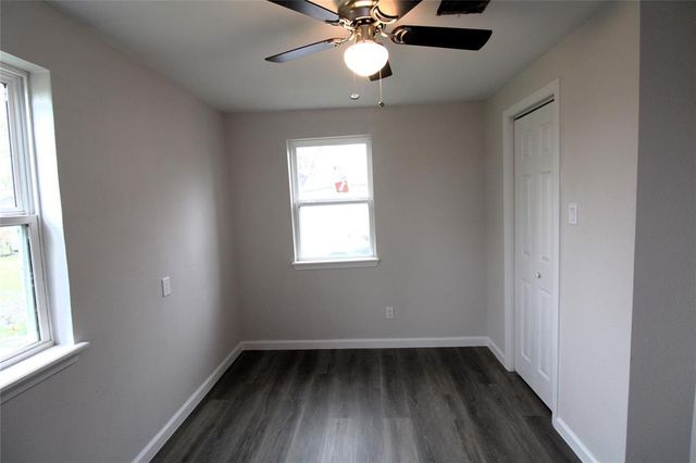 207 E Bernard Street, Clute, TX 77531