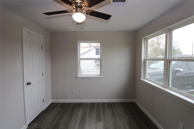 207 E Bernard Street, Clute, TX 77531