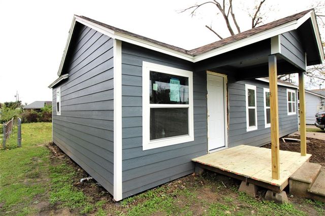207 E Bernard Street, Clute, TX 77531