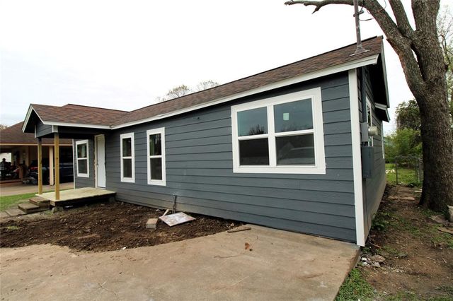 207 E Bernard Street, Clute, TX 77531