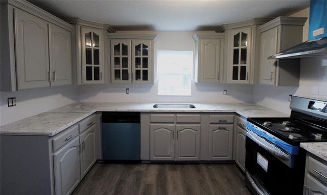 207 E Bernard Street, Clute, TX 77531