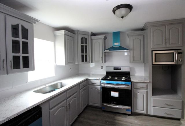 207 E Bernard Street, Clute, TX 77531