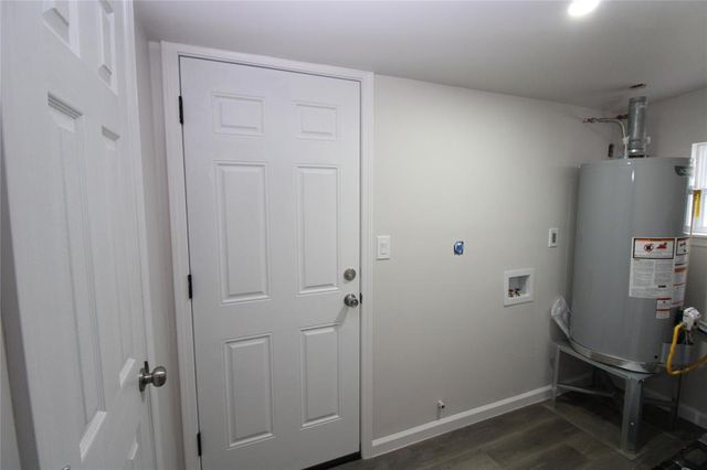 207 E Bernard Street, Clute, TX 77531
