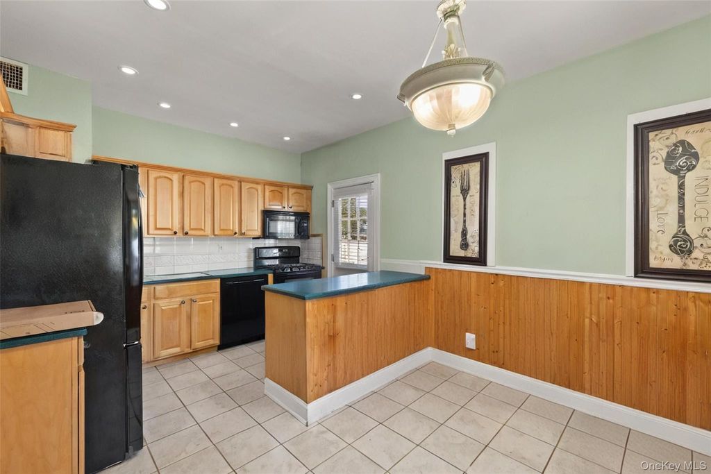 46 Garden City Street, Bay Shore, NY 11706 — photo 5
