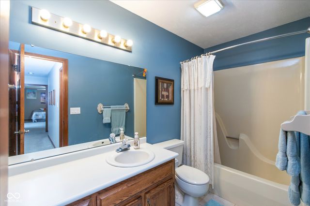 4724 W Hunters Ridge Lane, Greenwood, IN 46143