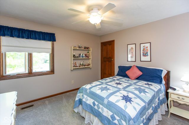 4724 W Hunters Ridge Lane, Greenwood, IN 46143