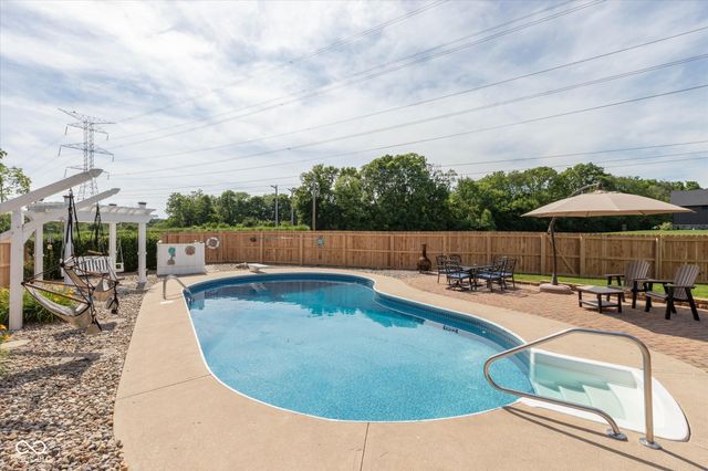 4724 W Hunters Ridge Lane, Greenwood, IN 46143