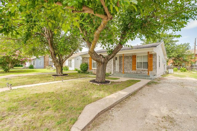 627 Hallvale Drive, White Settlement, TX 76108