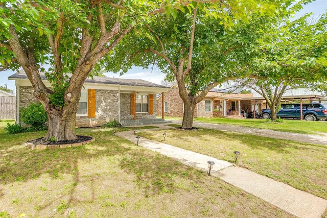 627 Hallvale Drive, White Settlement, TX 76108