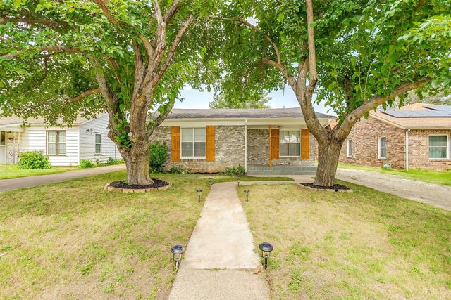 627 Hallvale Drive, White Settlement, TX 76108