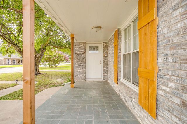 627 Hallvale Drive, White Settlement, TX 76108