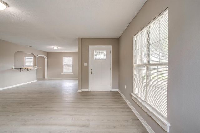 627 Hallvale Drive, White Settlement, TX 76108