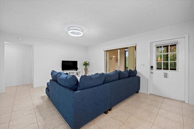 436 Pine Glen Lane B-2, Greenacres, FL 33463