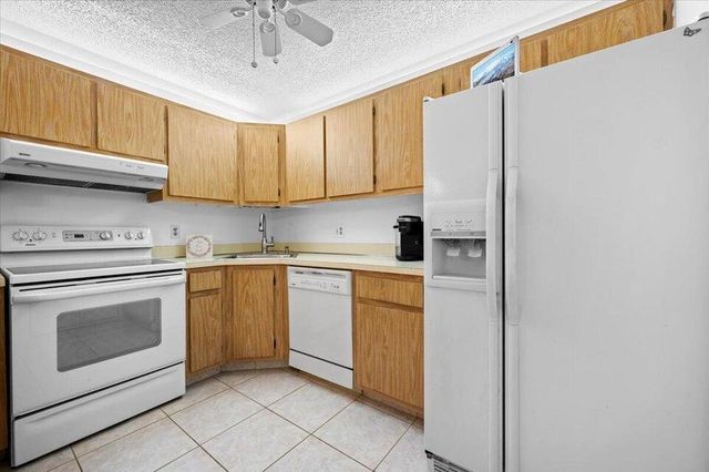 436 Pine Glen Lane B-2, Greenacres, FL 33463