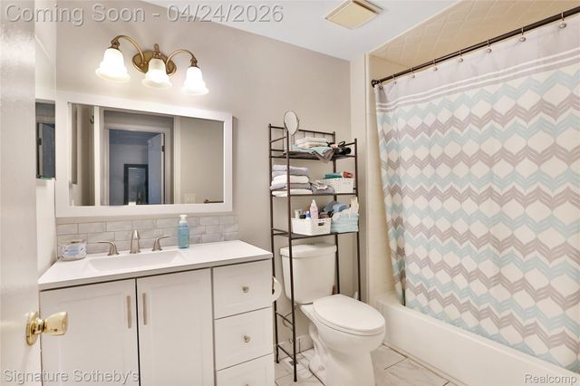 38730 Golfview Drive E, Clinton Charter Township, MI 48038