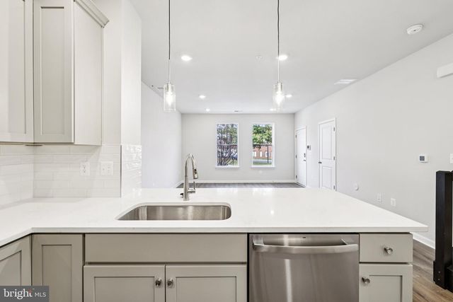 19566 VILLAGE WALK DR, Montgomery Village, MD 20886
