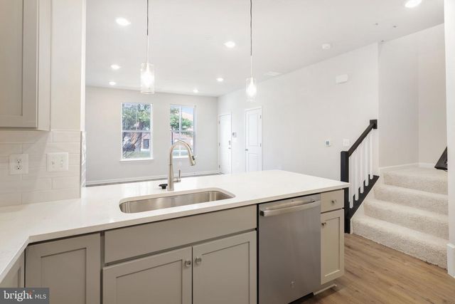 19566 VILLAGE WALK DR, Montgomery Village, MD 20886