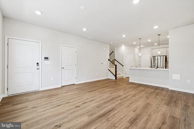 19566 VILLAGE WALK DR, Montgomery Village, MD 20886
