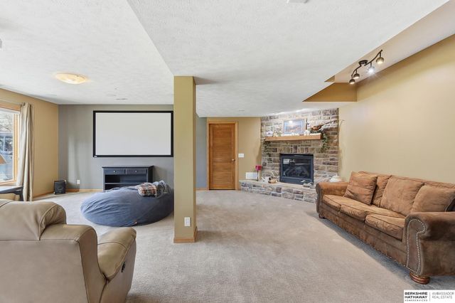 10030 S 162nd Street, Omaha, NE 68136