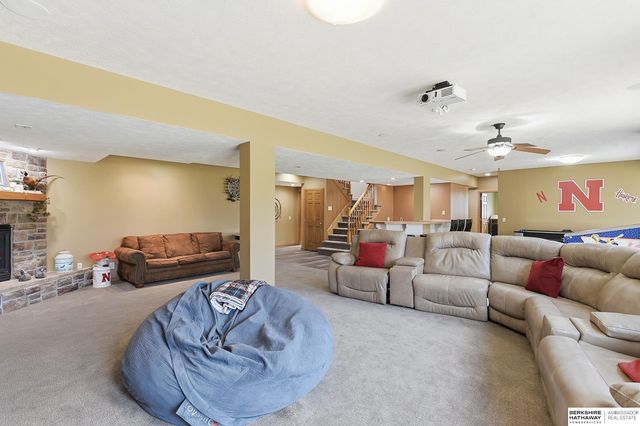 10030 S 162nd Street, Omaha, NE 68136