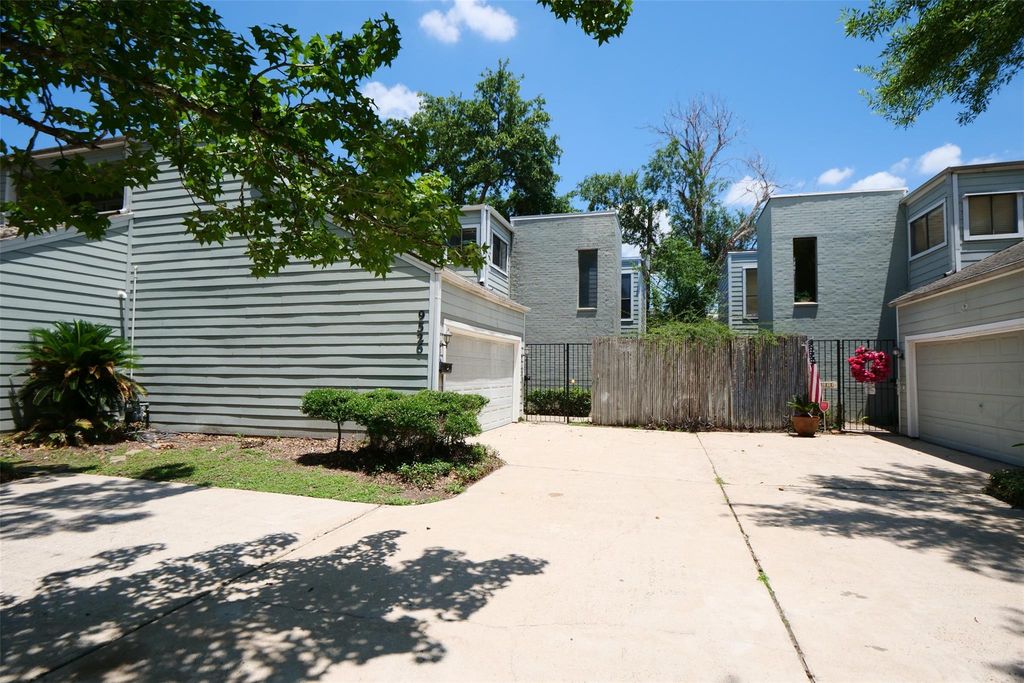 9526 Val Verde Street, Houston, TX 77063