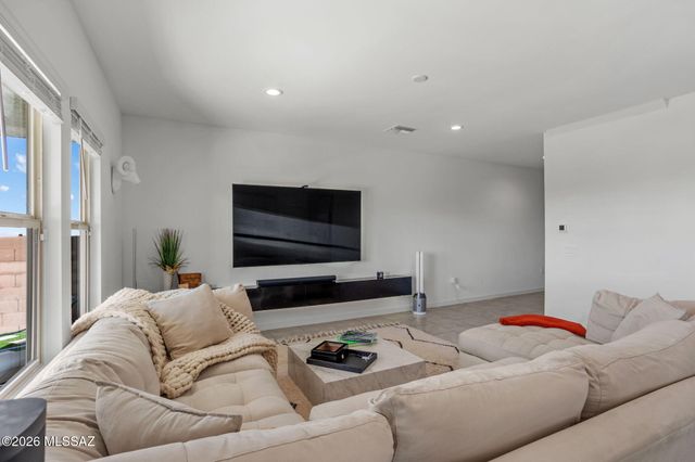 11192 S Weismann Drive, Vail, AZ 85641