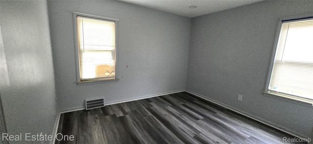 23111 CLEVELAND Street, Dearborn, MI 48124