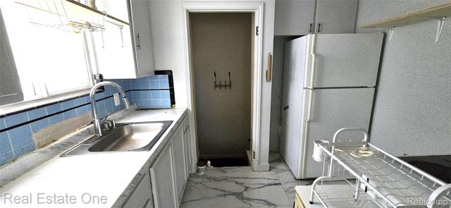 23111 CLEVELAND Street, Dearborn, MI 48124