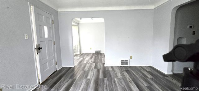 23111 CLEVELAND Street, Dearborn, MI 48124