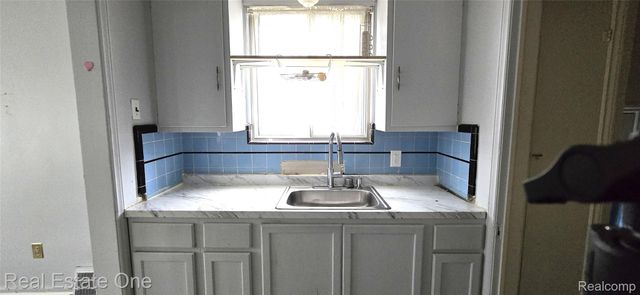 23111 CLEVELAND Street, Dearborn, MI 48124