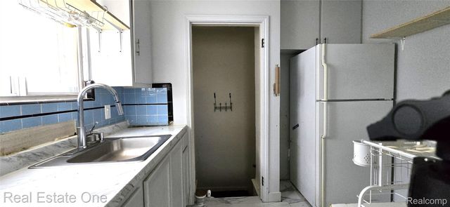 23111 CLEVELAND Street, Dearborn, MI 48124