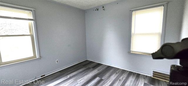 23111 CLEVELAND Street, Dearborn, MI 48124