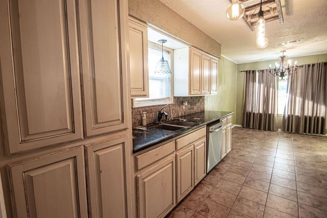 2806 Round Tower, Port Neches, TX 77651