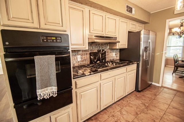 2806 Round Tower, Port Neches, TX 77651