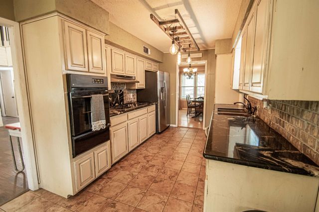 2806 Round Tower, Port Neches, TX 77651