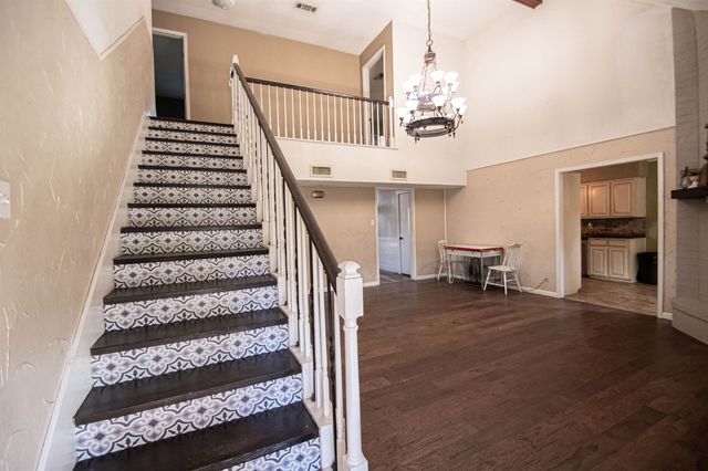 2806 Round Tower, Port Neches, TX 77651