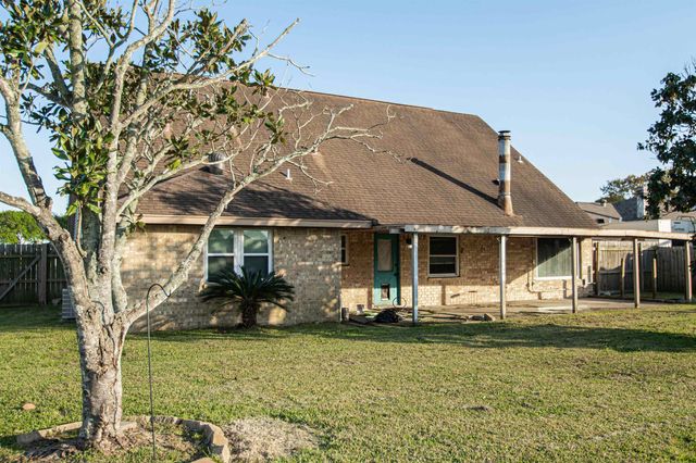 2806 Round Tower, Port Neches, TX 77651