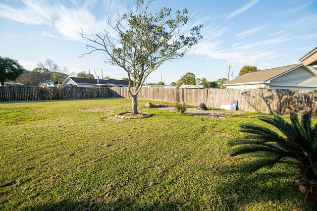 2806 Round Tower, Port Neches, TX 77651