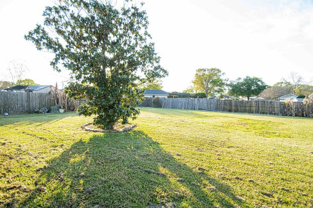 2806 Round Tower, Port Neches, TX 77651