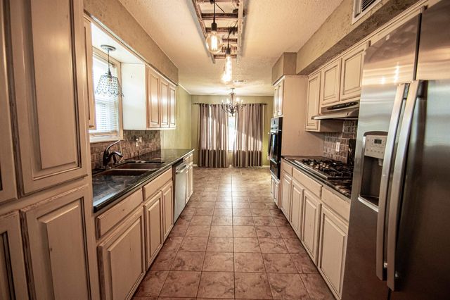 2806 Round Tower, Port Neches, TX 77651