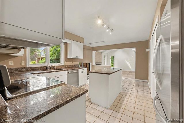 2945 Cedar Ridge Drive, Troy, MI 48084