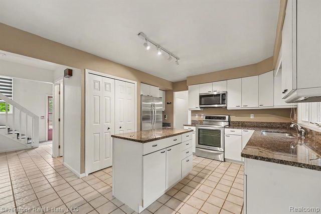 2945 Cedar Ridge Drive, Troy, MI 48084