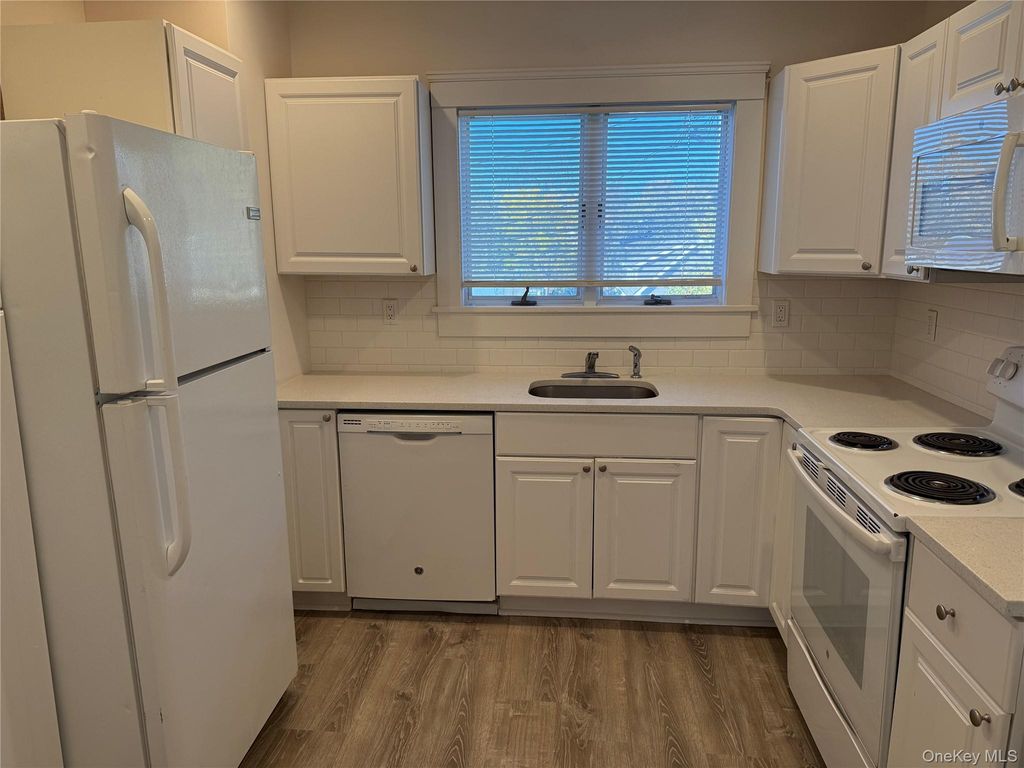 593 Main Street A, Islip, NY 11751