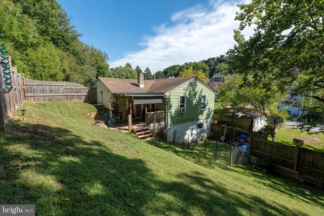 128 W GAY ST, Windsor, PA 17366