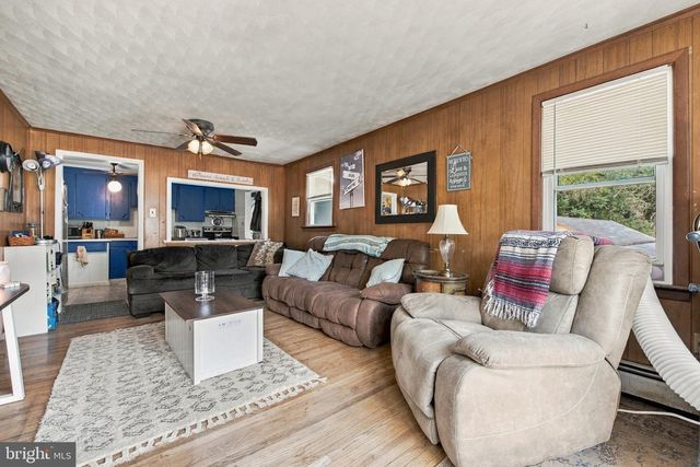 128 W GAY ST, Windsor, PA 17366